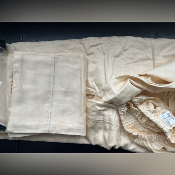 250 Thread Coun Sateen 100% KING Sheet Set Cream 3 Piece Fitted & 2 Pillow Cases - Picture 6 of 8